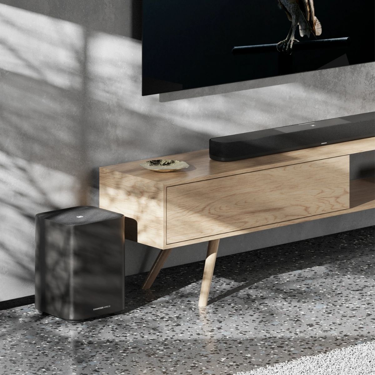 Sennheiser AMBEO Sub oturma odasında TV ünitesi yanında kullanımı